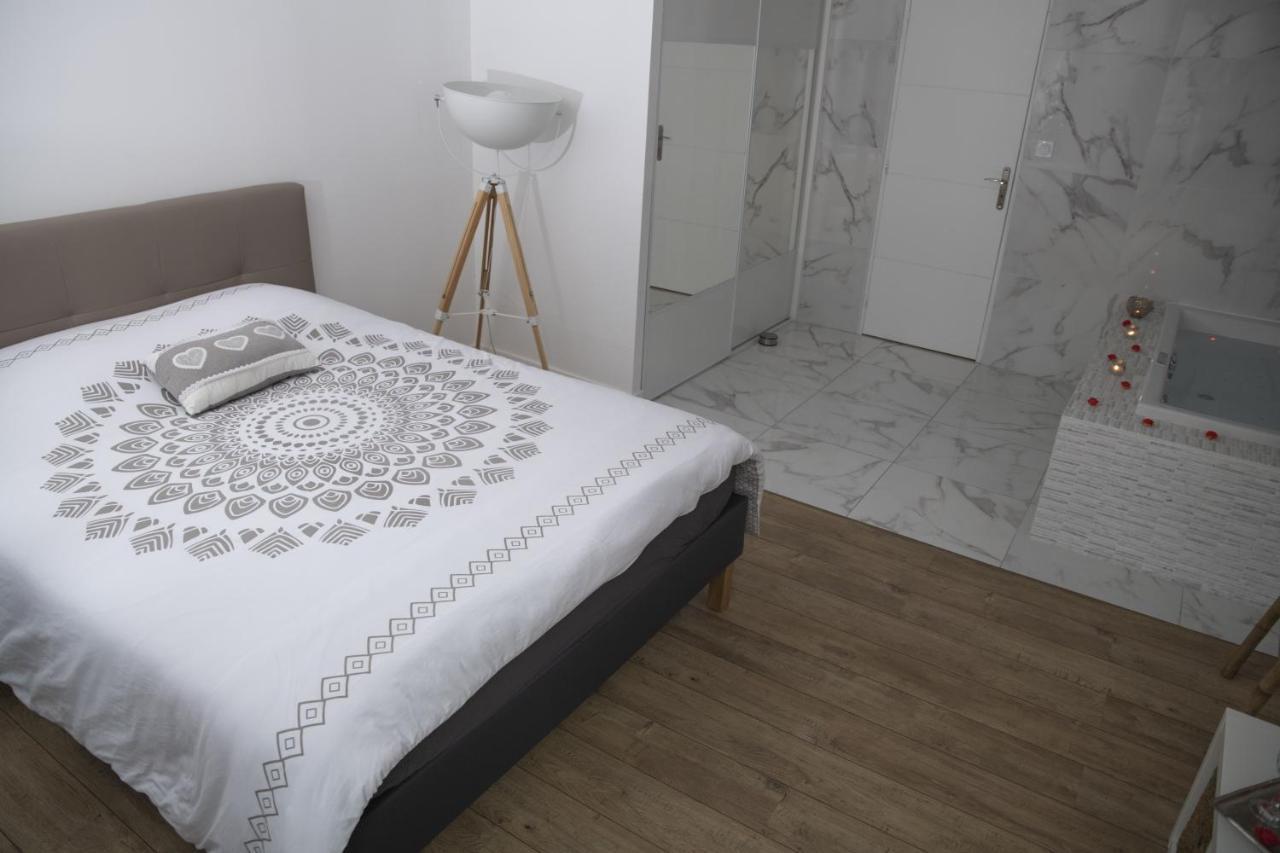 Triplex 110 M2 Centre Historique Avec Jacuzzi Dinan Apartment Exterior photo